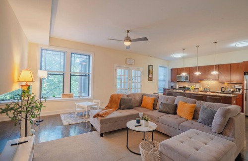 Kenwood Apartment | Elegant Escape 4BR/3BA near UChicago & Obama Home