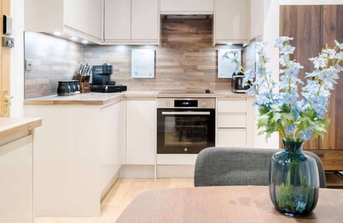 Marylebone Apartment | Elegant Flat by Marylebone High St. in the ♥️ of Central London, w/Patio & AC