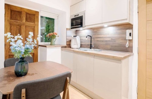 Marylebone Apartment | Elegant Flat by Marylebone High St. in the ♥️ of Central London, w/Patio & AC