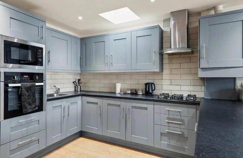 Staple Hill Apartment | Elegant Flat in Bristol - Sleeps 8
