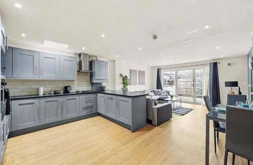 Staple Hill Apartment | Elegant Flat in Bristol - Sleeps 8