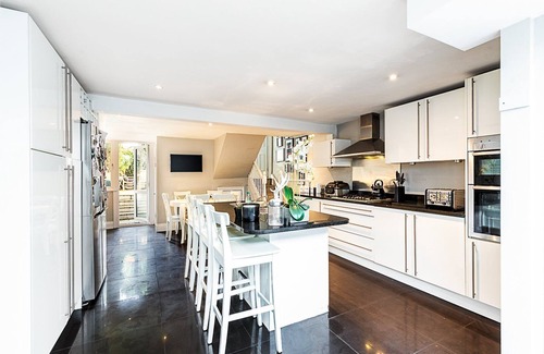Sands End House | Elegant Fulham Retreat with Private Garden