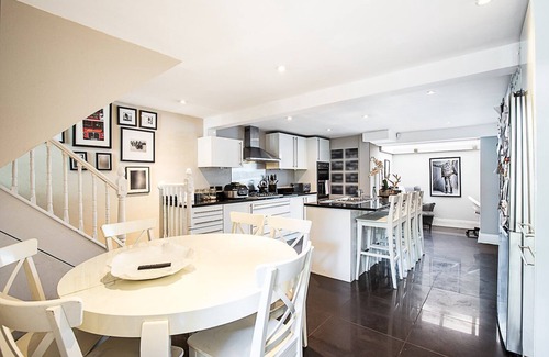 Sands End House | Elegant Fulham Retreat with Private Garden