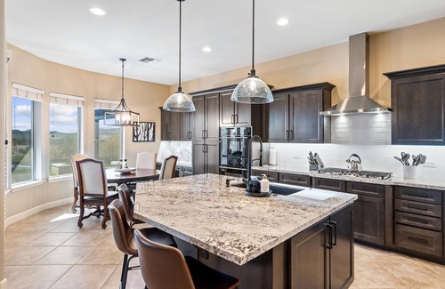 Estrella Mountain Ranch House | Elegant GOLF COURSE Retreat w/private CASITA! Pool/Hot Tub*WiFi*Putting Green