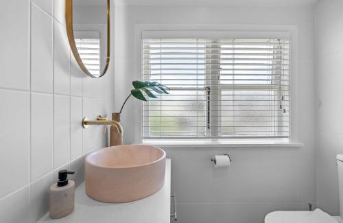 Hamilton East House | Elegant Hamilton East Home Near Gardens and Cafes