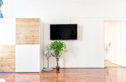Ottakring Apartment | Elegant Haven: Stylish and Spacious 3BR Apartment