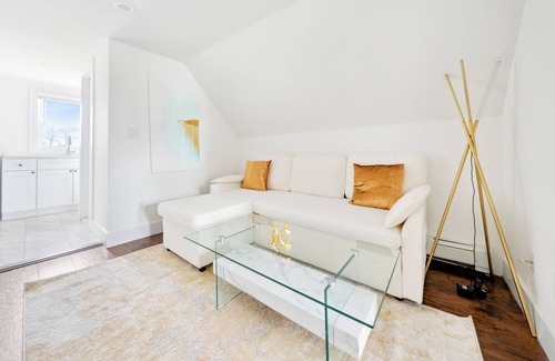 White Plains House | Elegant Hideaway Free Parking
