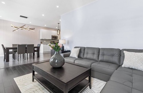 Niagara-on-the-Lake House | Elegant home with hot tub close to wineries, US border, shopping Niagara falls