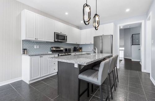 Niagara-on-the-Lake House | Elegant home with hot tub close to wineries, US border, shopping Niagara falls