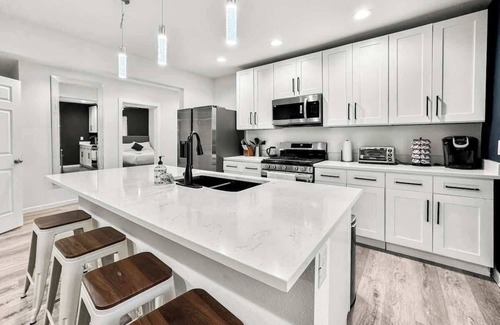 Kessler House | Elegant Home 3BD | Sleeps 12 | Free Parking