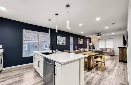 Kessler House | Elegant Home 3BD | Sleeps 12 | Free Parking