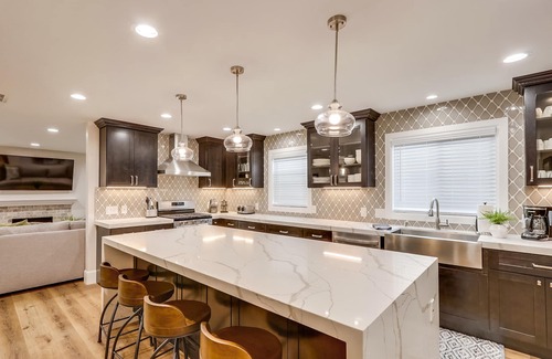 Orange House | Elegant Home w/Lrg Jacuzzi & 3 King EnSuites