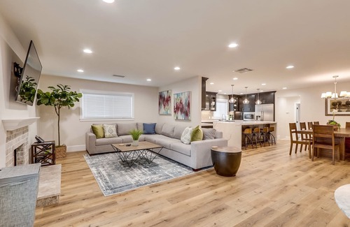 Orange House | Elegant Home w/Lrg Jacuzzi & 3 King EnSuites