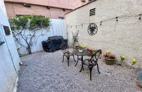 La Brea Apartment | Elegant, Large, Parking, Central Location, Walk to The Grove, BH, Fairfax, Parks