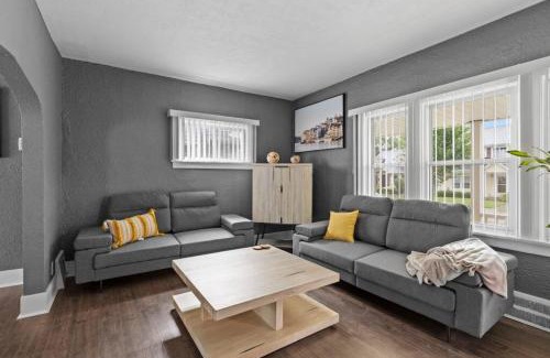 Berkley House | Elegant Luxury Home in Downtown Royal Oak Birmingham