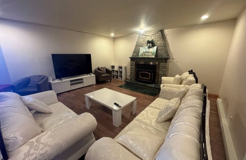 Beloeil House | Elegant Manoir with Jacuzzi, Private Dock & Stunning Mont-Saint-Hilaire View