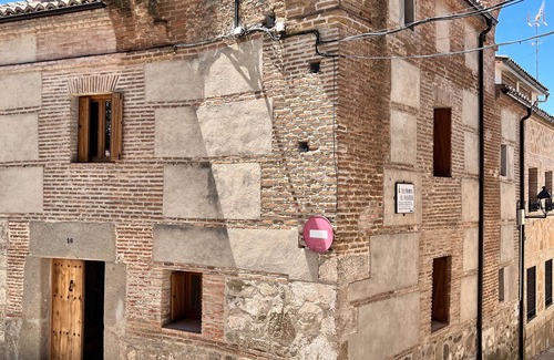 Oropesa House | Elegant mansion with swimming pool in medieval village 144km from Madrid