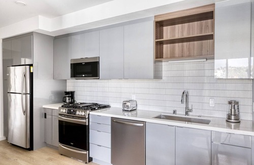 Mission Valley West Apartment | Elegant Mission Valley 1BR w/Gym, W/D & Pool, nr freeways, by Blueground