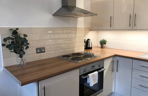 Dalry Apartment | Elegant Modern 1BR Near Center, Trains - 5mn walk