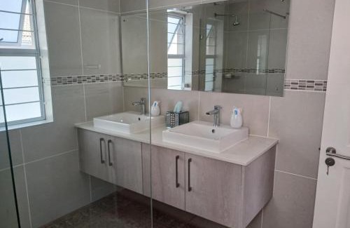 Kraaifontein House | Elegant & Modern Home near Cape Winelands