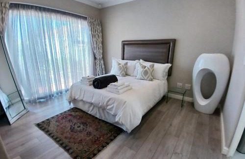 Kraaifontein House | Elegant & Modern Home near Cape Winelands
