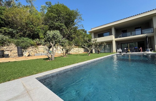 Nord Apartment | Elegant new 250 m² duplex with garden, swimming pool and spa, a stone's throw from the center of town