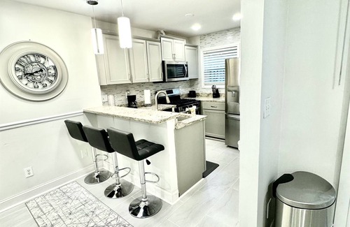 Forest Park House | Elegant Oasis | Close to Airport| Family Friendly