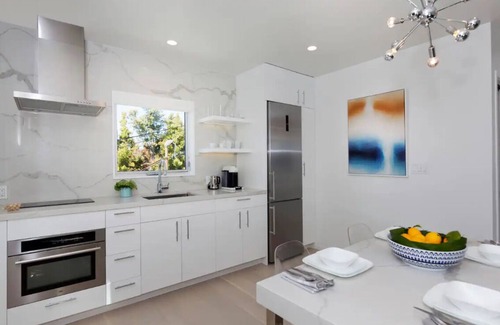 Ocean Park Apartment | Elegant Ocean View Studio in Prime Santa Monica Location