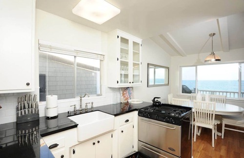 Eastern Malibu Apartment | Elegant Oceanfront Penthouse on Dry Sandy Carbon Beach - Orca