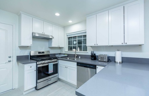 East Pasadena Apartment | Elegant Pasadena Retreat Prime Comfort Awaits