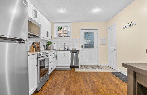 North London Apartment | Elegant & Private Apartment With Full Kitchen - Short Walk to Downtown London