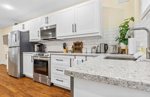 North London Apartment | Elegant & Private Apartment With Full Kitchen - Short Walk to Downtown London