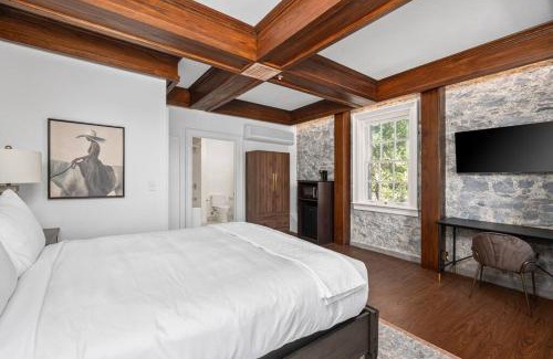 Santa Rosa Apartment | Elegant Santa Rosa Getaway at Historic Stonehouse!
