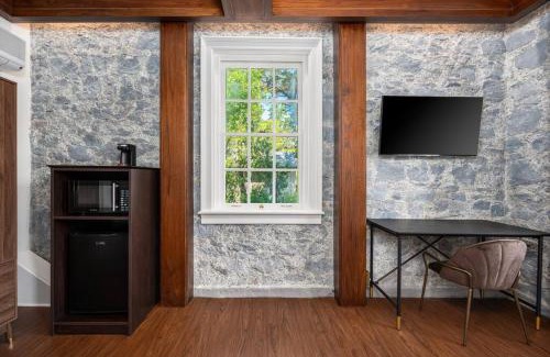Santa Rosa Apartment | Elegant Santa Rosa Getaway at Historic Stonehouse!