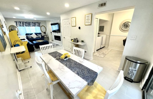 Forest Park House | Elegant Serene | Family Friendly| Private Patio | Close to airport