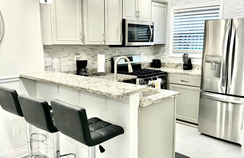 Forest Park House | Elegant Serene | Family Friendly| Private Patio | Close to airport