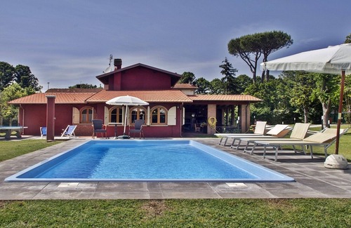 Lido di Camaiore Villa | Elegant single villa with garden and swimming pool 3km from the sea.