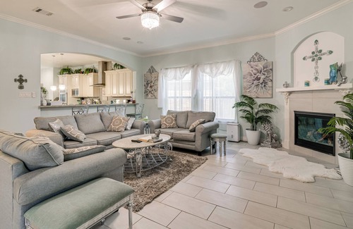 Spring House | Elegant Spring Home w/Full Kitchen & Pool