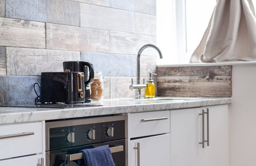 Brownswood Apartment | Elegant studio flat in Finsbury Park w/parking