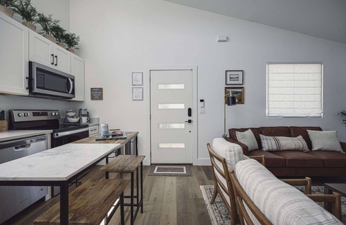 Katie Hill Neighborhood House | Elegant & Stylish Home near Downtown Nashville!