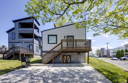 Katie Hill Neighborhood House | Elegant & Stylish Home near Downtown Nashville!
