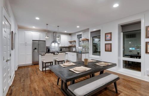 Eighth Avenue House | Elegant Townhouse Near Broadway