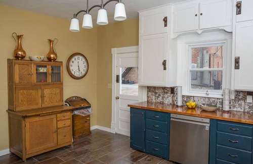 Marquette House | Elegant Victorian 5 bedroom Remodeled House