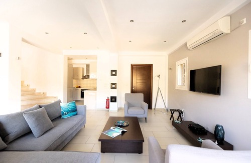Mikros Gialos Villa | Elegant villa with beautiful view and private pool 100 m from the beach