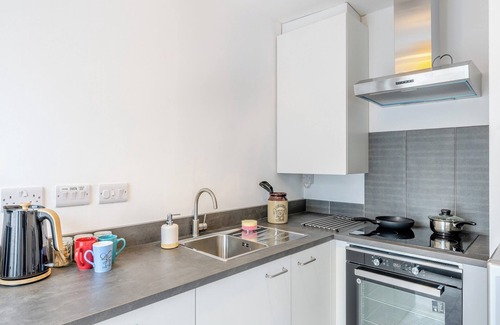 Ellesmere Cottage | Eleni Loulou - UK43585