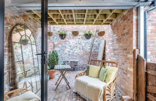 Ellesmere Cottage | Eleni Loulou - UK43585