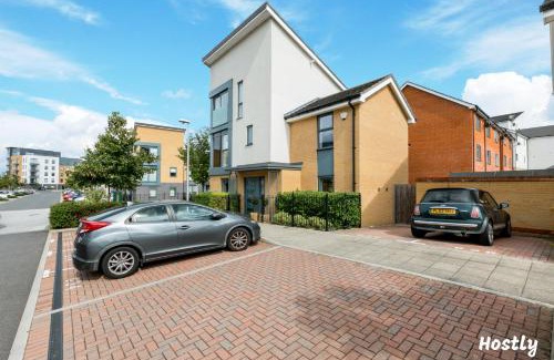 Reading Apartment | Elephant Court - Comfortable, spacious house with parking