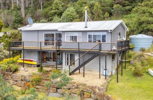 Eaglehawk Neck House | Elevated 3BR, ocean views, pool table, Pirates Bay
