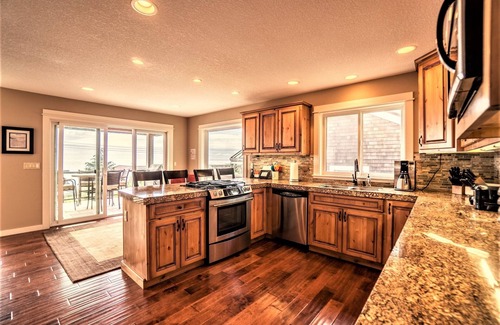 Happy Camp Hideaway House | Elevator, Master Suites, Jacuzzi's - steps to the Beach!