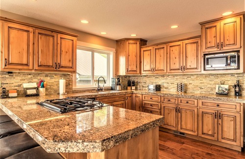 Happy Camp Hideaway House | Elevator, Master Suites, Jacuzzi's - steps to the Beach!
